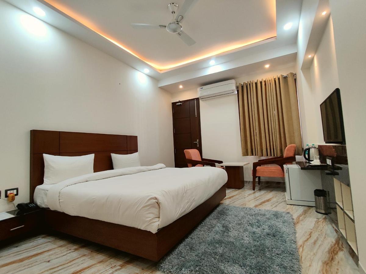 The Shacon Hotel Noida Exterior photo